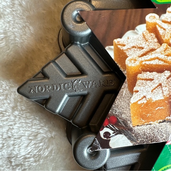 New Nordic Ware Frozen Snowflake Pull Apart Cake Pan Heavy Cast Aluminum Made US - Picture 4 of 7